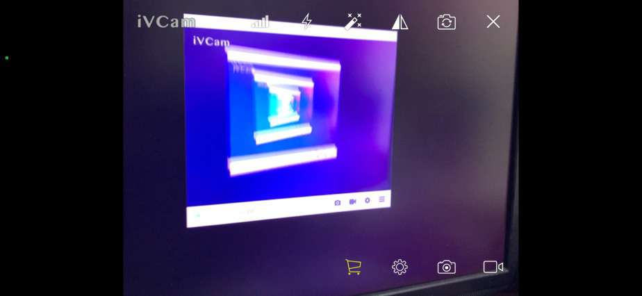 パソコンとスマホが接続され、スマホのカメラ映像がパソコン画面に映し出されている様子。