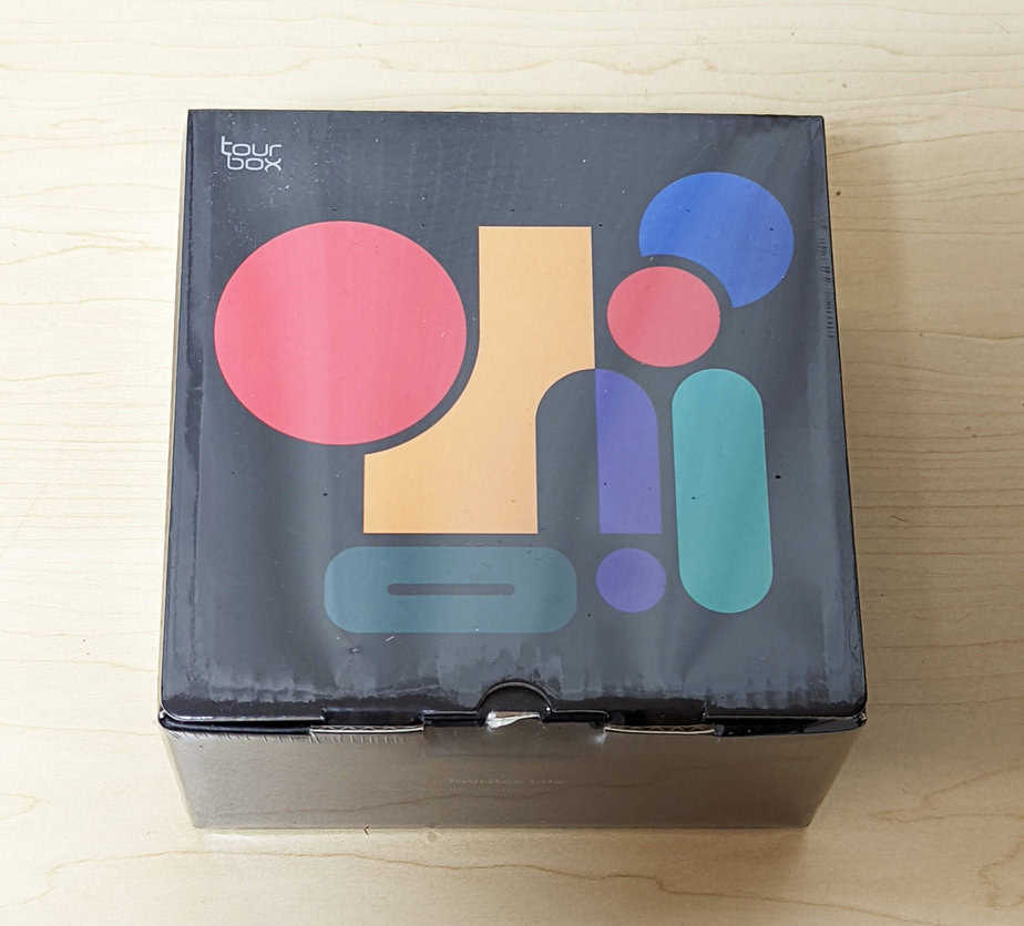 開封したパッケージとTourBox Liteの同梱物。