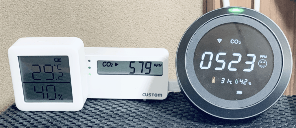 sparoma PTH-8の測定精度を検証するため、CO2-miniやSwitchBot温湿度計と数値を比較している様子。