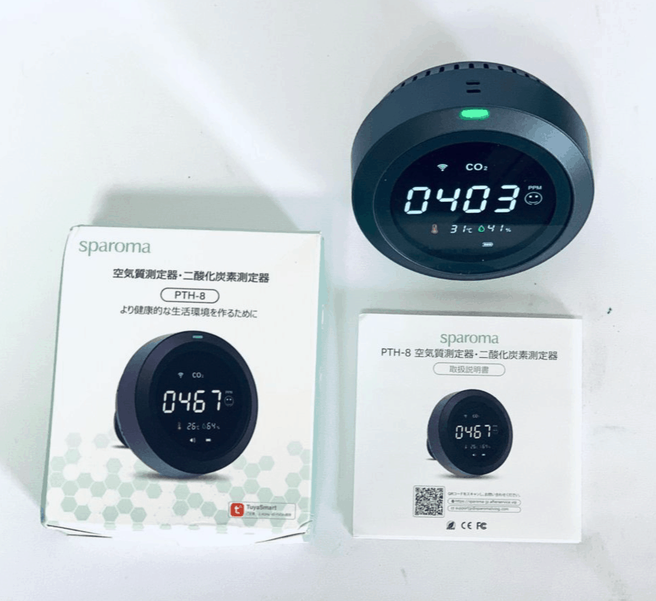 sparoma PTH-8の外観と、CO2計測器本体やUSBケーブルなどの同梱された付属品。