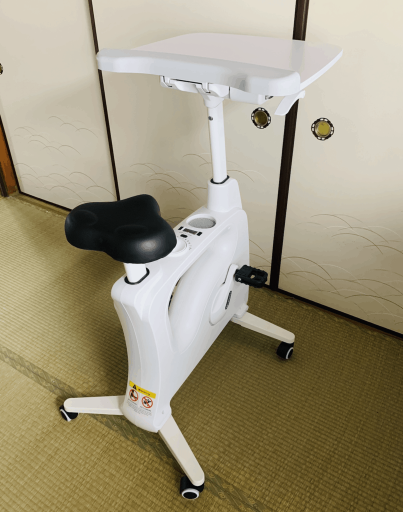 組み立てが完了した状態のデスクバイク。
