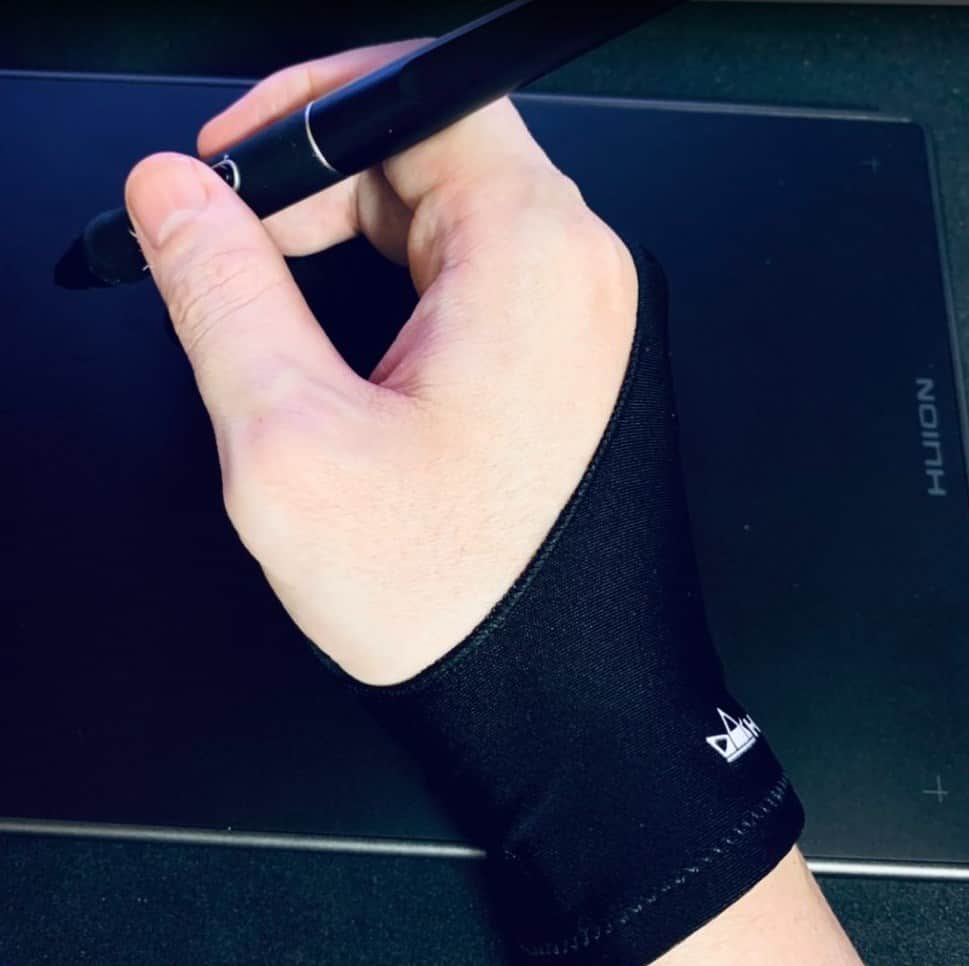 付属のグローブと充電不要の専用ペン。