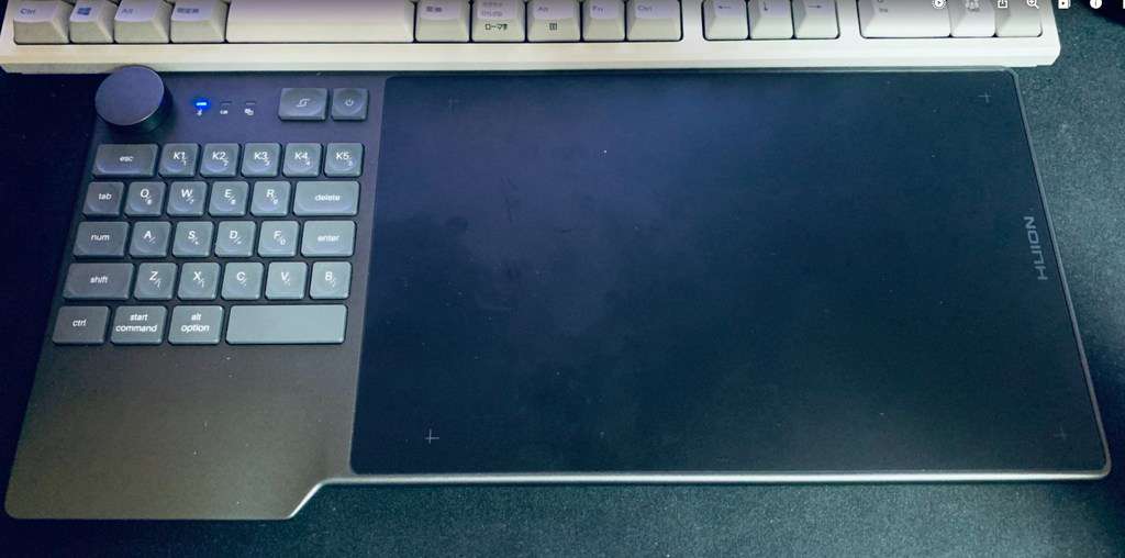薄型設計のペンタブレット本体と左手デバイス部分のキー配置。
