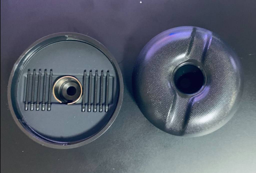 PCとのワイヤレス接続に使用する付属のBluetoothレシーバー。