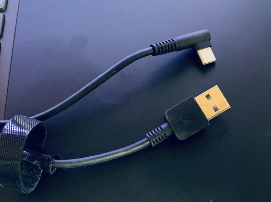 本体の充電や有線接続に使用するUSBケーブル。