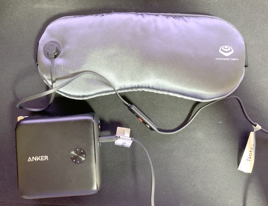 ホットアイマスク本体にUSBケーブルを接続し、電源に繋ぐ様子。