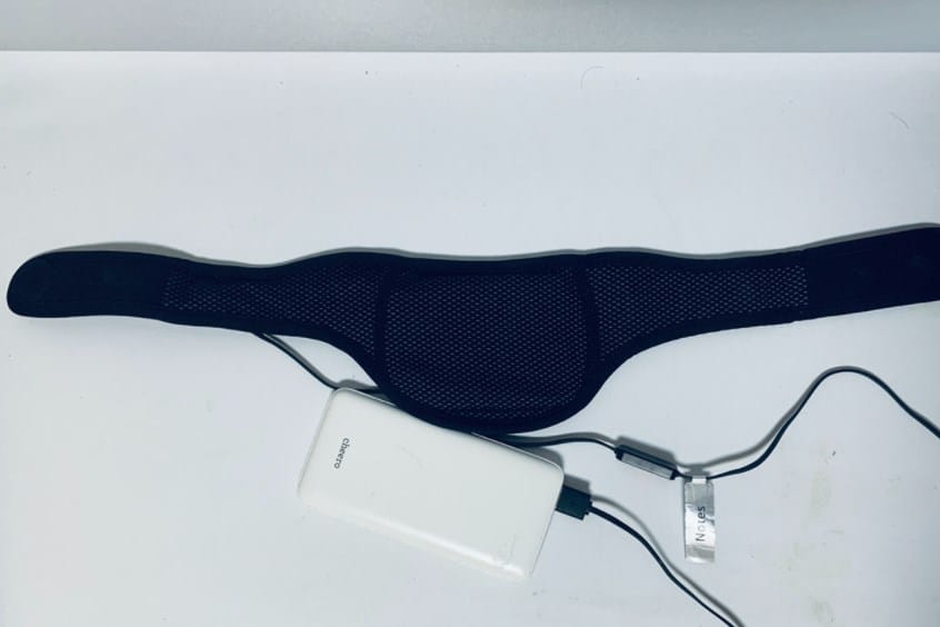 付属のUSBケーブルを電源やモバイルバッテリーに差し込んで接続する様子。